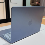 Nhìn cực giống con macbook 11 hay 12 inch ngày xưa của Apple luôn